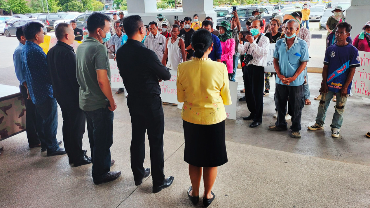 มาอีกรอบ ผู้รับเหมาพาลูกน้องบุกศาลากลางพัทลุง ทวงเงิน 19 ล้าน