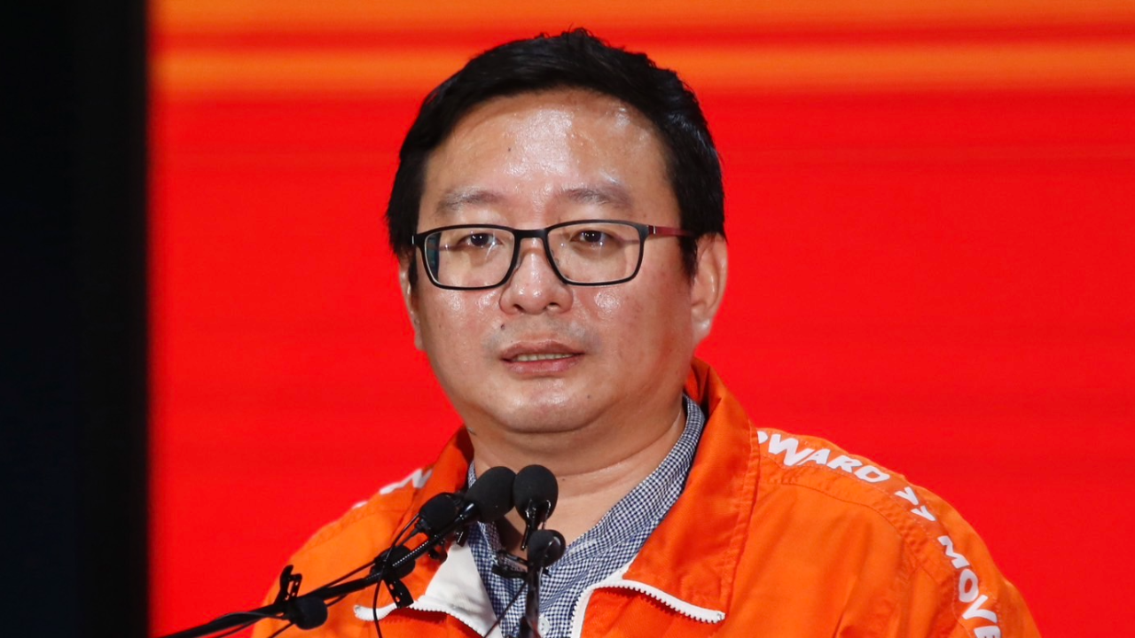 ก้าวไกล ย้ำจุดยืน “มีลุงไม่มีเรา” -ปชช. ถือป้ายหน้าพรรค “สงสารพิธา โดนฝูงสุนัขจิ้งจอกรุมกัด”