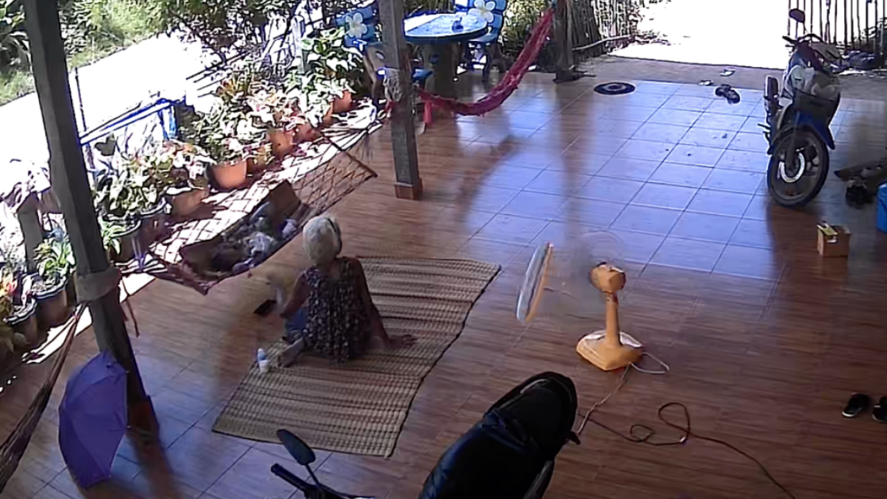 เปิดคลิปภัยใกล้ตัว นาที "ใบพัดลมแตก" จนฝากระเด็นหลุด เกือบพุ่งโดนคุณยาย