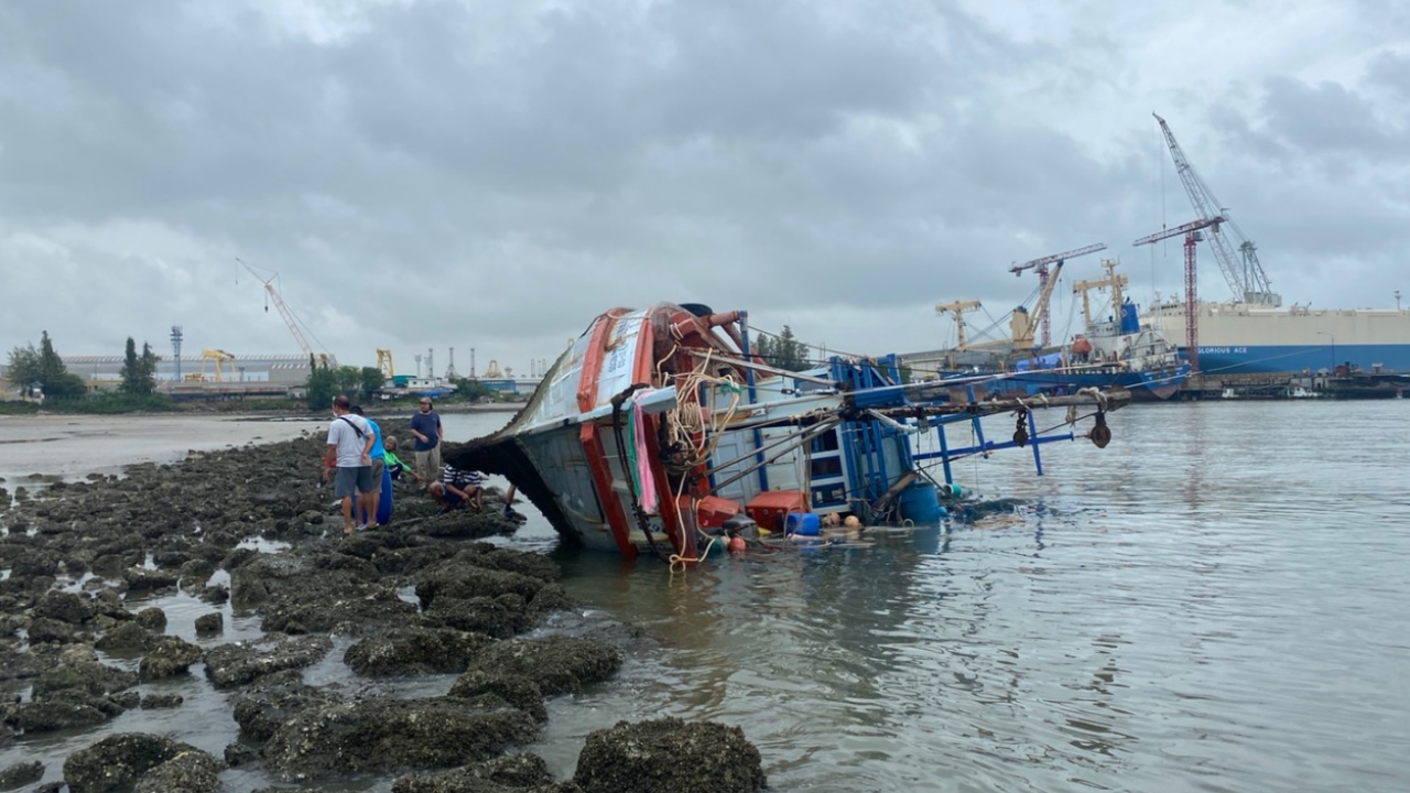 คลื่นลมแรงซัดเรือประมงสมอขาด ลอยกระแทกโขดหิน พังยับทั้งลำ