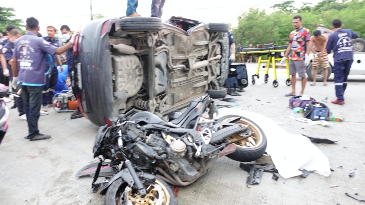 บิ๊กไบค์ชนรถเก๋งพุ่งข้ามถนนตัดหน้า หนุ่ม 26 ตายคาที่