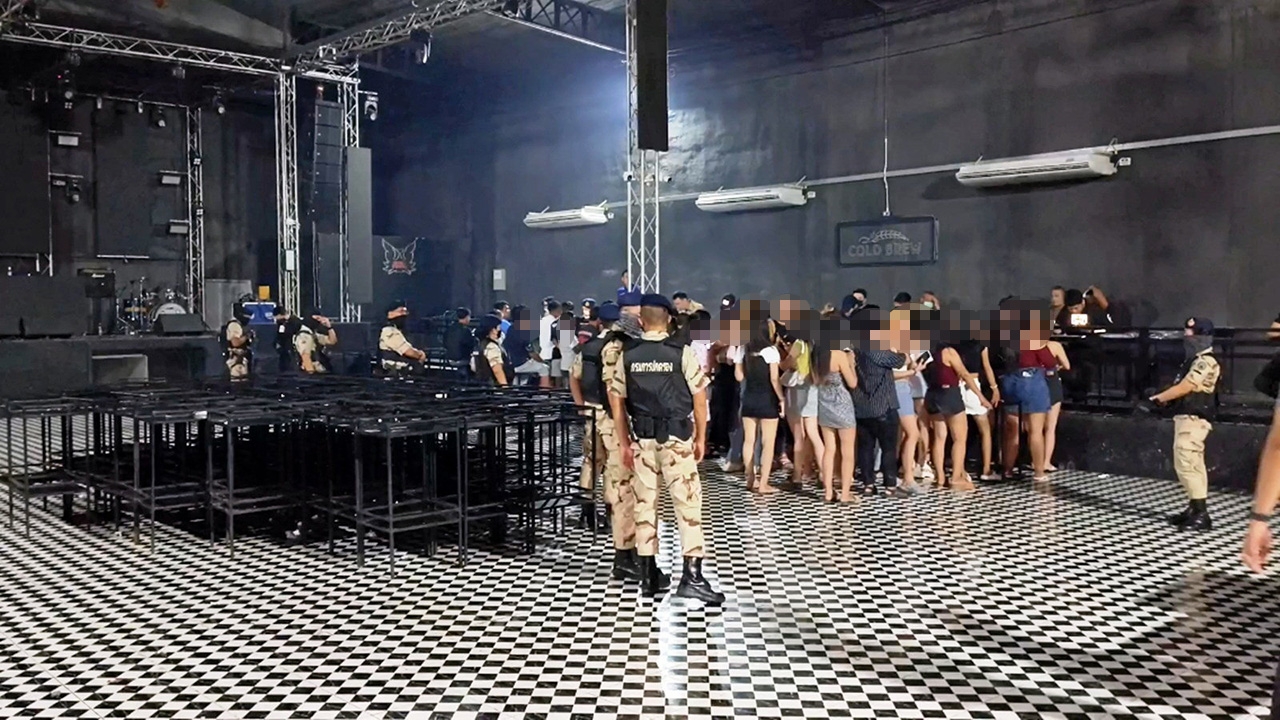 ลุย 2 ผับดังบ้านโป่ง ตะลึงฉี่ม่วง 77 คน เปิดบริการถึงเช้า เด้ง 5 เสือทันควัน