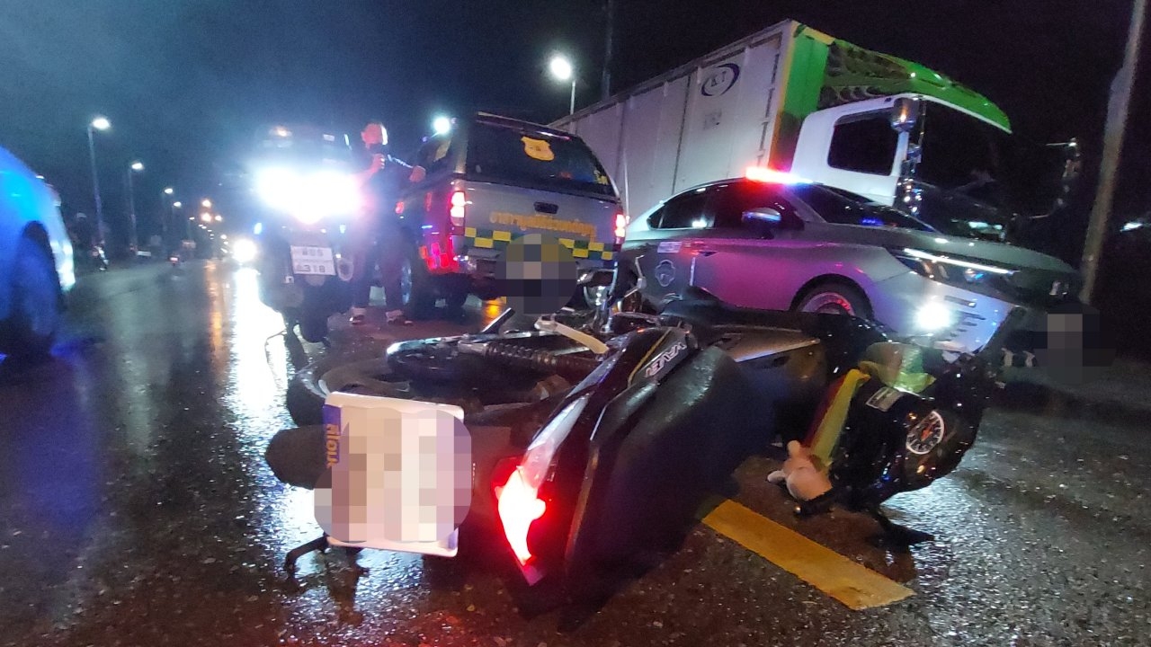 หนุ่ม รด.ขี่ จยย.ฝนตกถนนลื่นชนกับรถพ่วงที่สวนมา ก่อนไถลถูกล้อทับร่างดับคาที่