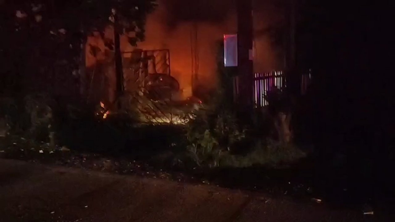 ไฟไหม้ร้านชำที่บางน้ำเปรี้ยว เพลิงโหมหนักวอด 3 หลัง เจ้าของและหลานชายหนีออกทัน