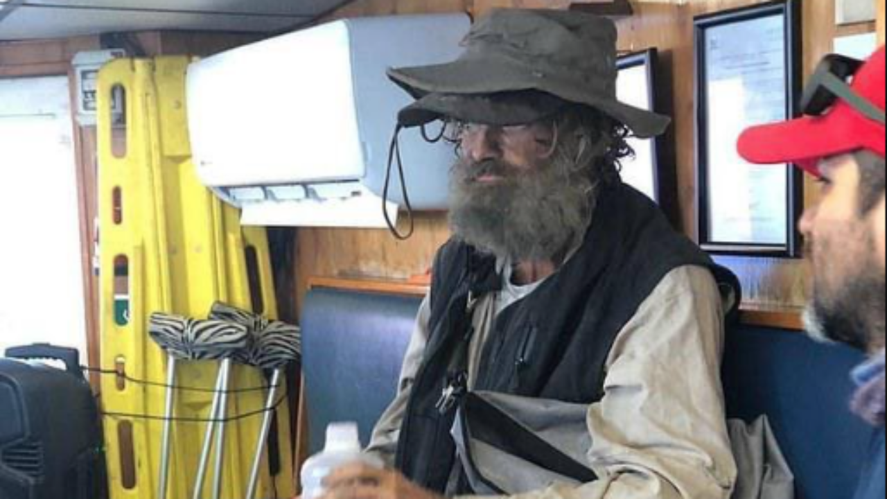 สุดเหลือเชื่อหนุ่มออสซี่กับสุนัขคู่ใจรอดตาย หลังเรือพังลอยกลางทะเลนานกว่า 2 เดือน (คลิป)