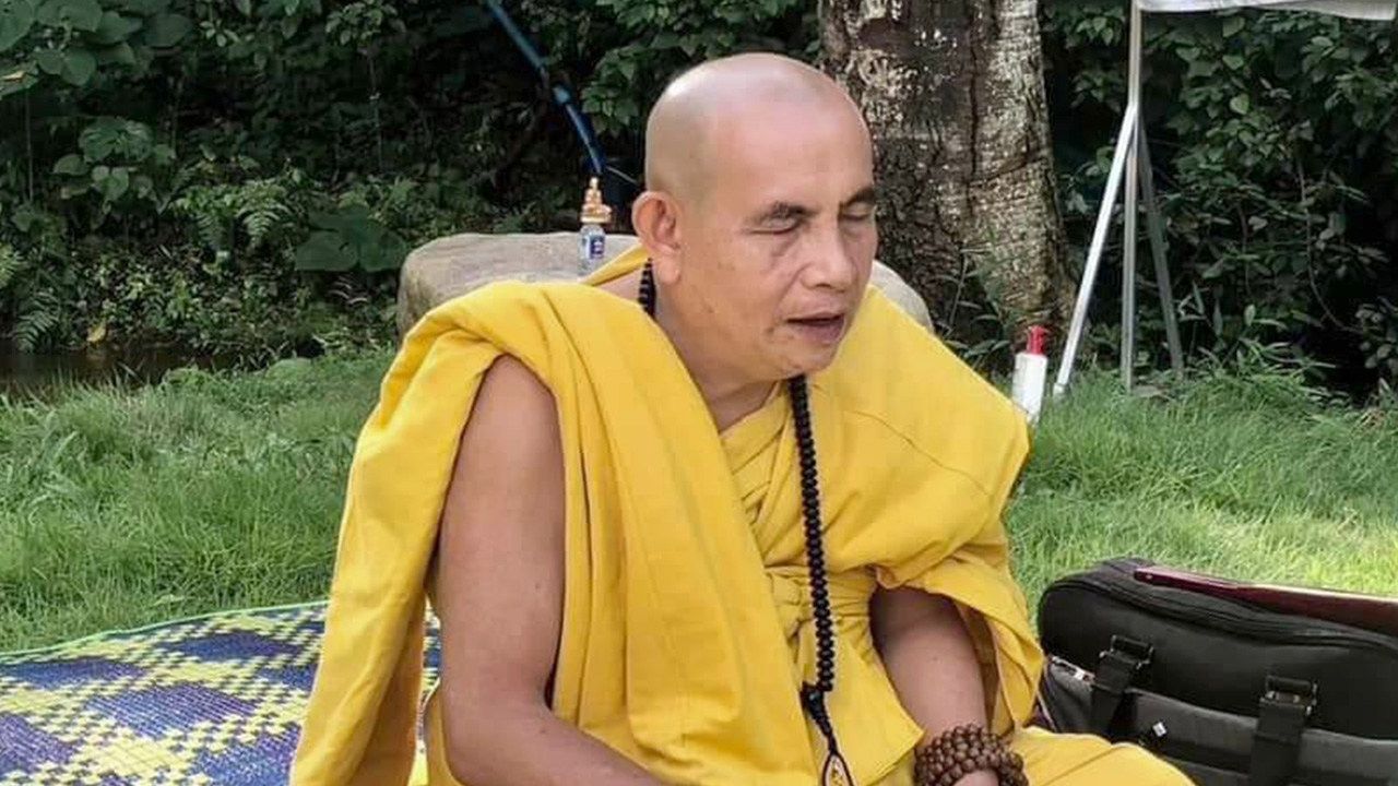 "ครูบาบุญชุ่ม" อาพาธหนัก บินด่วนจากเชียงราย เข้ารักษาตัวในกรุงเทพฯ