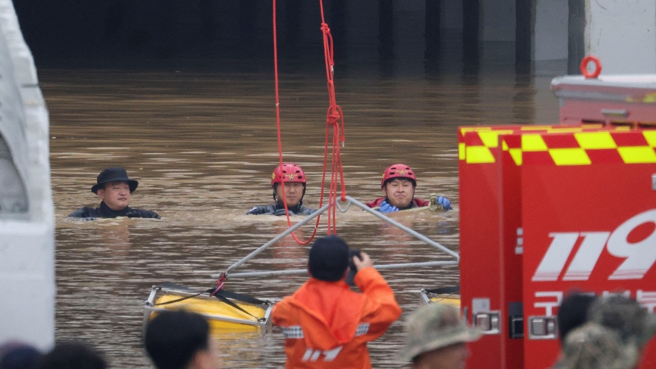 เกาหลีใต้ฝนตก-น้ำท่วมหนัก ตายพุ่ง 37 ศพ เร่งช่วยคนจากอุโมงค์ใต้ดิน