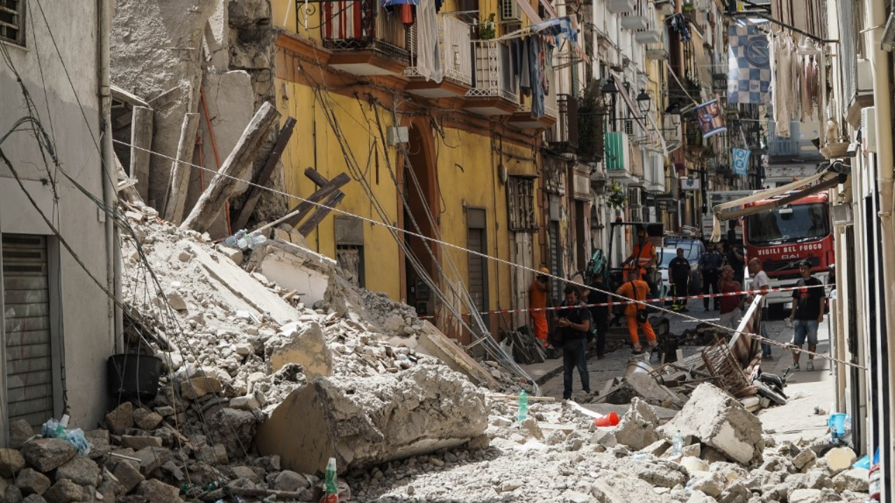 อพาร์ตเมนต์พังถล่มที่อิตาลี จนท.กู้ภัยเร่งช่วยหลายครอบครัวติดใต้ซากตึก