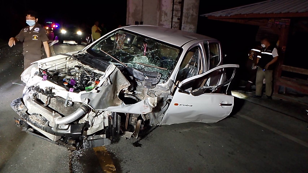 กระบะซิ่งชนราวสะพานข้ามคลอง รถพังยับ ดับคาที่ 2 ศพ