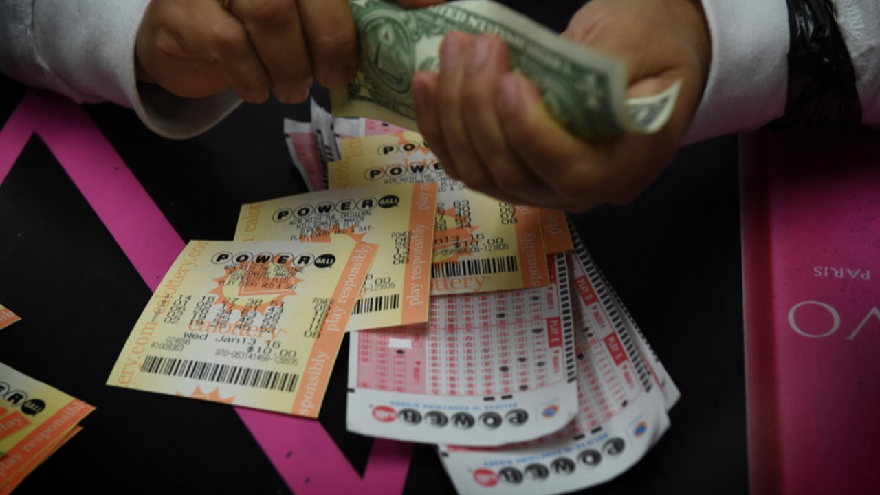 ตะลึง ลอตเตอรี่พาวเวอร์บอลสหรัฐฯ เงินรางวัลทบขึ้นมาอยู่ที่ 900 ล้านดอลลาร์