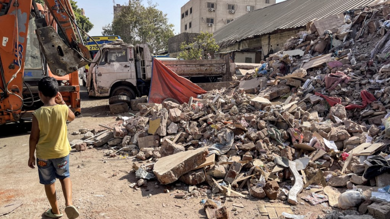 ตึกถล่มกลางกรุงไคโร อียิปต์ ดับอย่างน้อย 12 ศพ กู้ภัยเร่งค้นหาช่วยคนติดในซากตึก