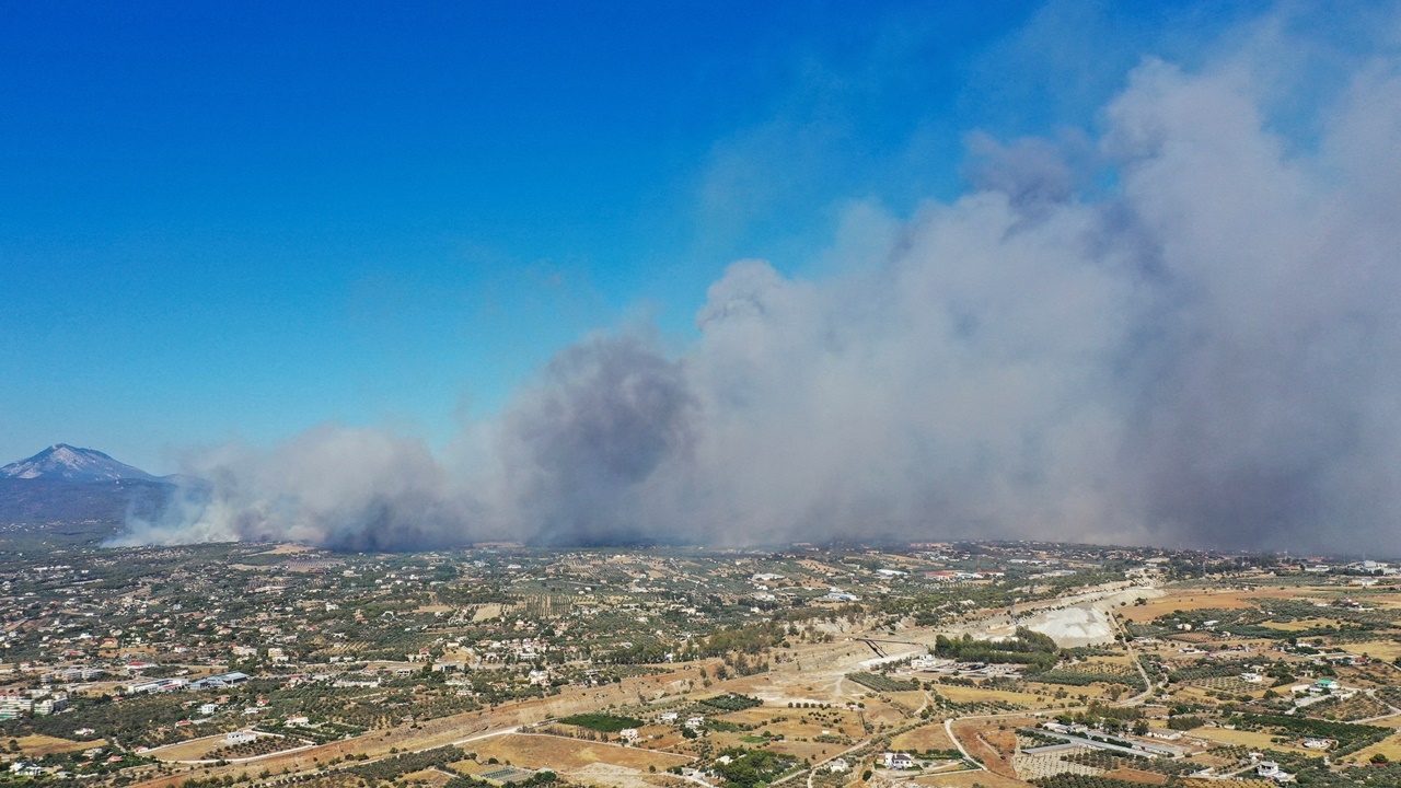 ระทึก ไฟป่าลามใกล้ค่ายฤดูร้อน กรีซอพยพนักเรียนกว่า 1,200 คน