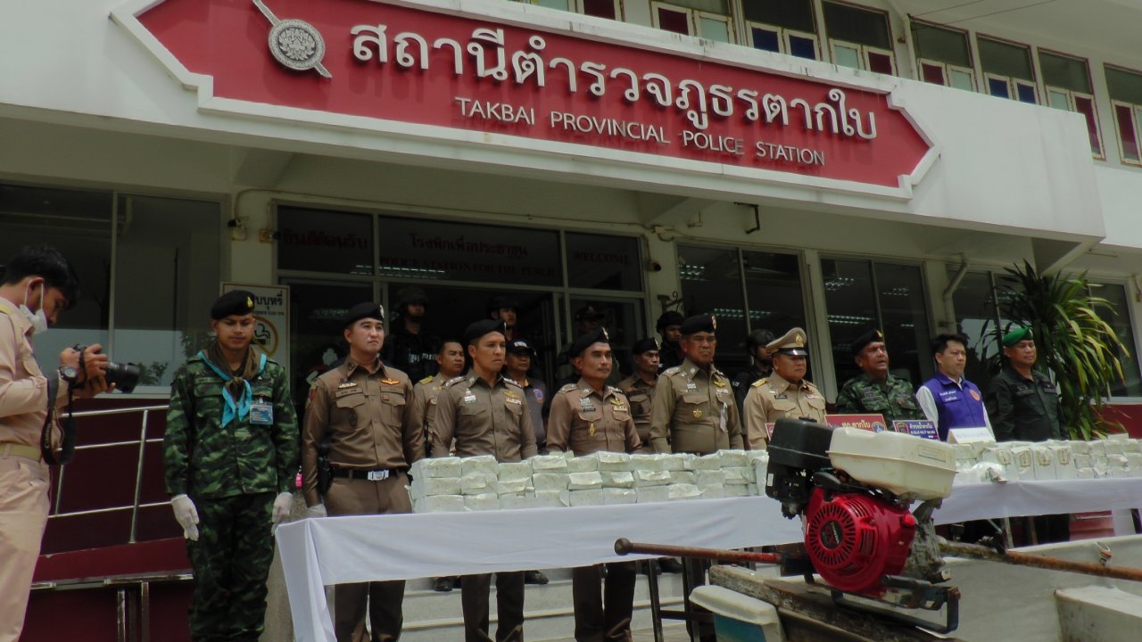 ตร.ตากใบยึดยาไอซ์กว่า 20 ล้าน ขณะเทียบท่าขนของลงเรือ เพื่อนำส่งมาเลเซีย