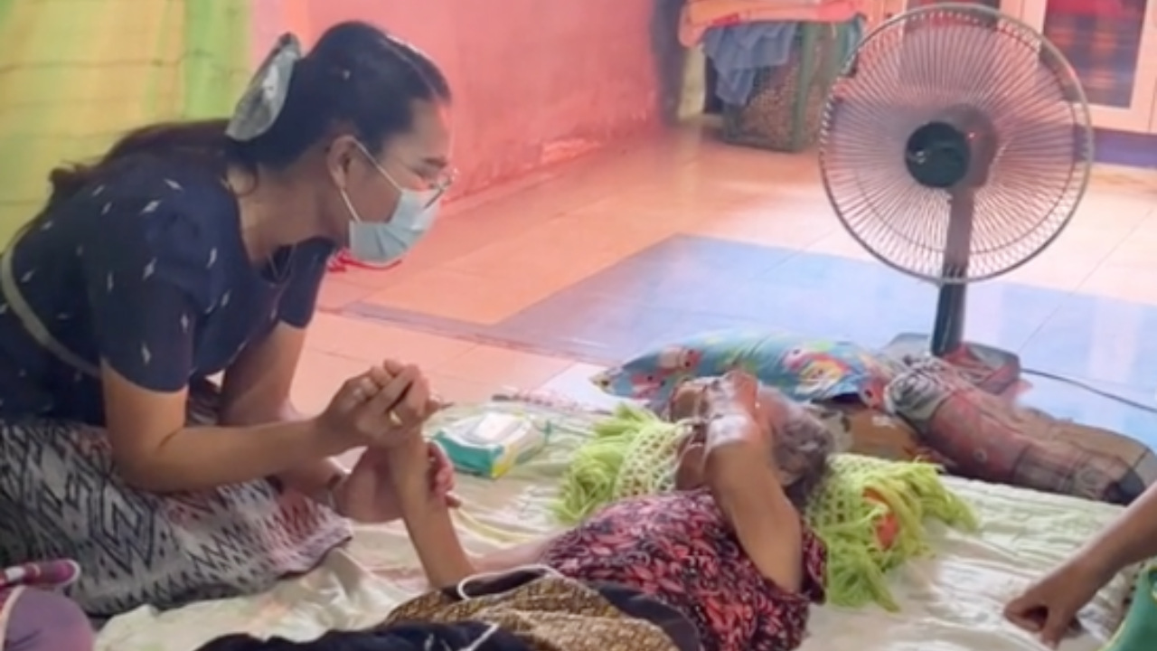 เปิดใจ "พยาบาลสาว" คลิปไวรัลร้องเพลงให้ผู้ป่วยติดเตียงฟัง จนซึ้งน้ำตาไหล