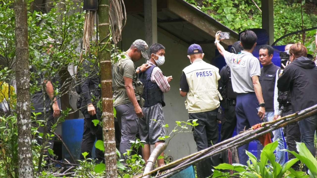 คุมคนร้ายโหดฆ่า 4 ศพ ทำแผน ไม่สำนึก รับเตรียมการก่อเหตุ เพราะคับแค้นใจ