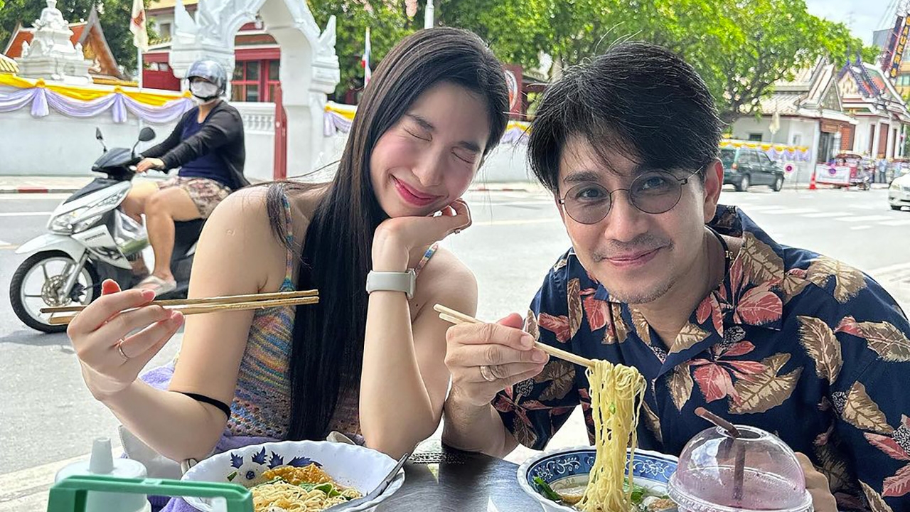 กัปตัน-ภูธเนศ พาลูกเมียกินก๋วยเตี๋ยวข้างทาง ฉลองครบรอบ 7 ปี สุดอบอุ่น