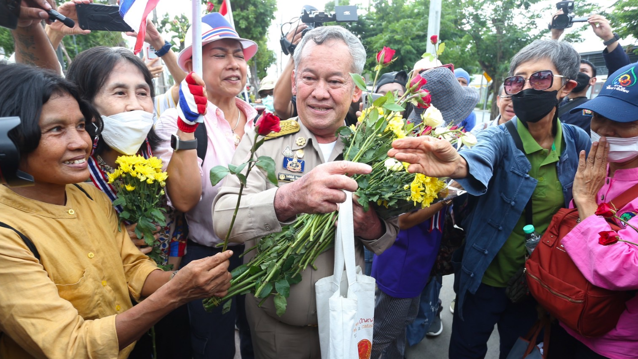 ม็อบกองทัพธรรม ตะโกน ส.ว.สู้ๆ แห่มอบดอกไม้ให้ “กิตติศักดิ์” 