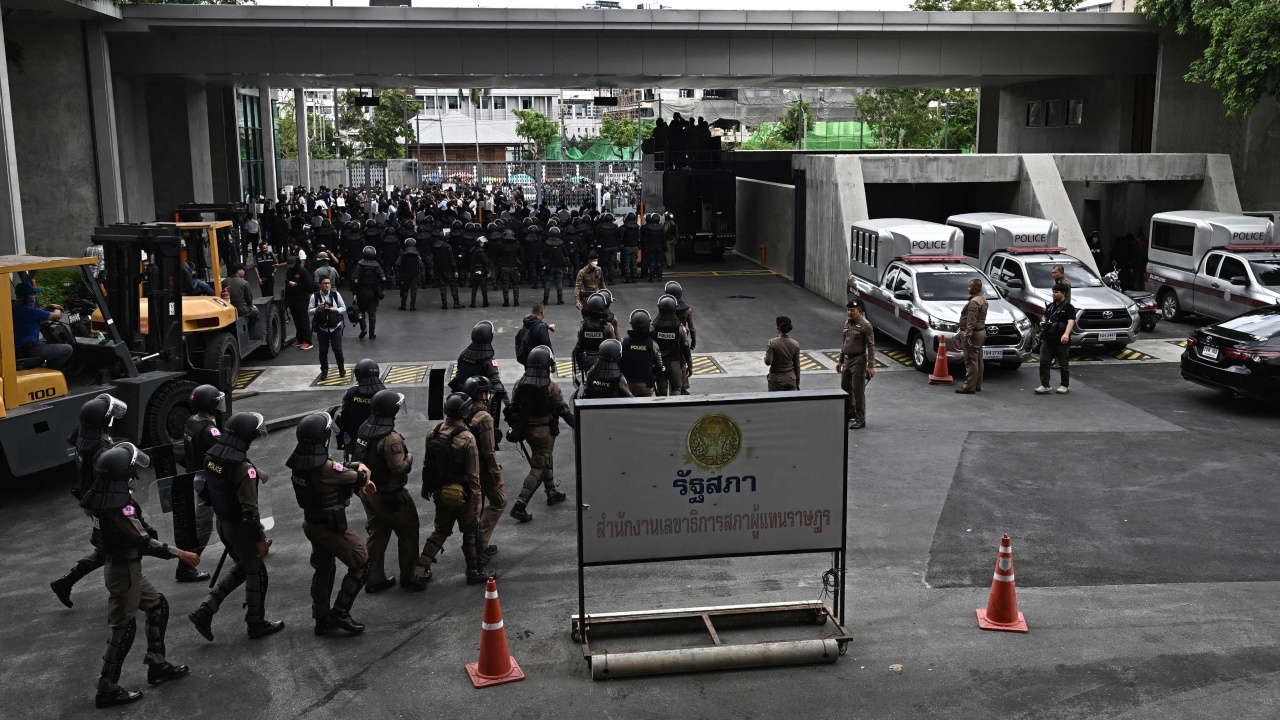 คฝ. ตรึงกำลัง บริเวณรั้วรัฐสภา มีกองร้อยน้ำหวาน ยืนแถวหน้า