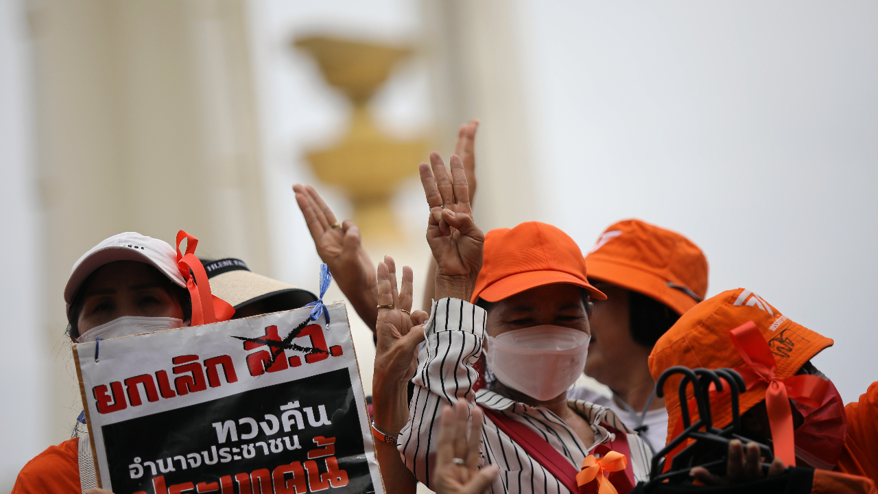 ม็อบหนุนก้าวไกลปรับแผน นัดใส่สีดำรวมตัวอนุสาวรีย์ประชาธิปไตย ฌาปนกิจ ส.ว. 