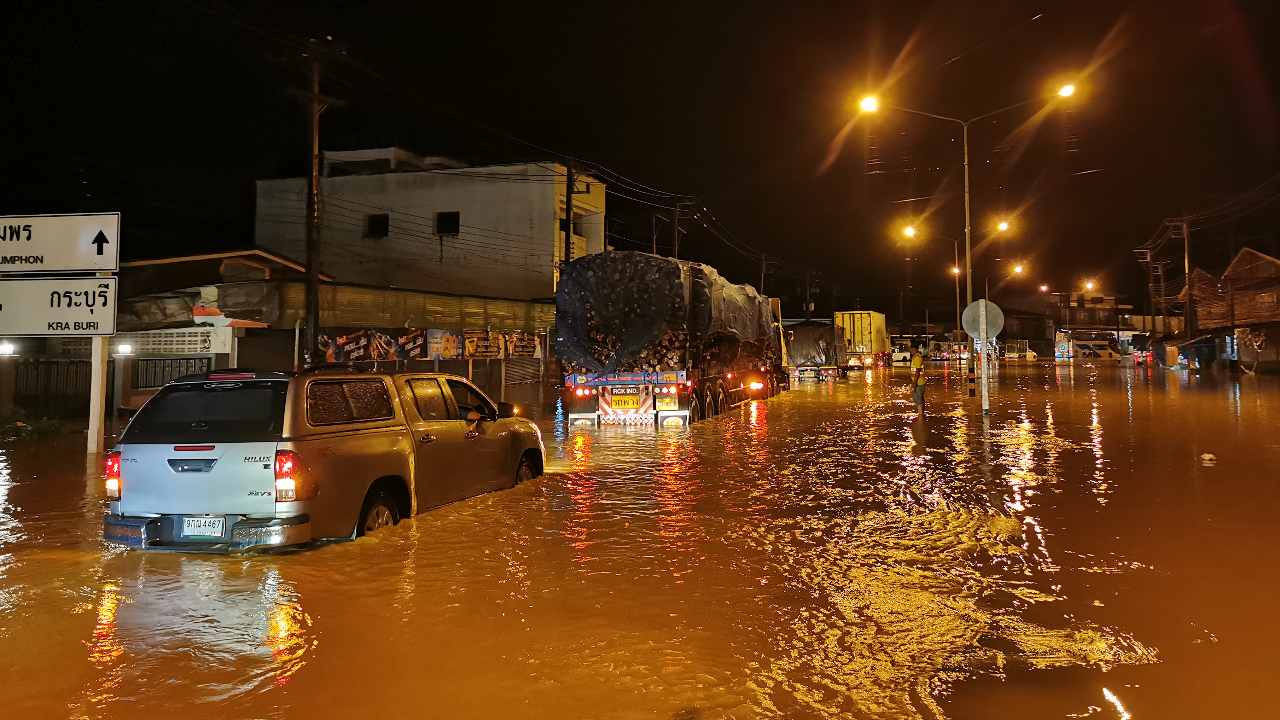 "ระนองฝนถล่ม" น้ำป่าทะลักจม "อ.กระบุรี" เพชรเกษมอัมพาต สูงกว่า 1 ม.