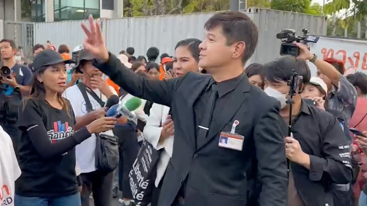 สส.ก้าวไกล พบผู้ชุมนุมหน้าสภาฯ "กัณวีร์" ยันจุดยืนเป็น 8 พรรคร่วมฯ ไม่เปลี่ยน