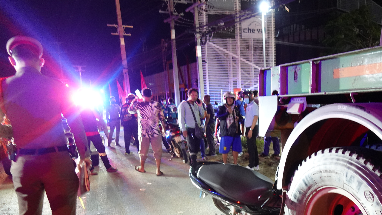 หนุ่มพม่าดวงขาด ควบ จยย.พุ่งเสยท้ายรถพ่วง 22 ล้อ จอดข้างทาง เป็นศพคาถนน