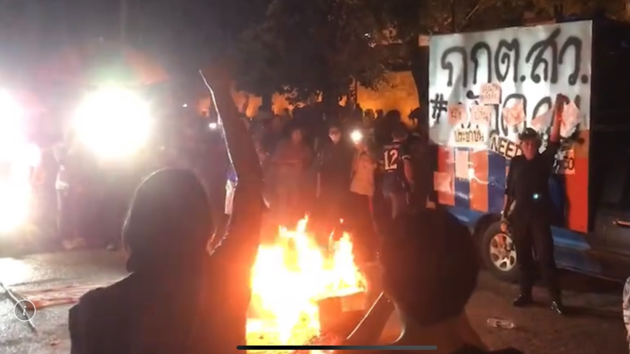 "เชียงใหม่เดือด" ตะเพิด "กกต.-สว." เผาป้ายตะโกนด่า "เผด็จการจงพินาศ"