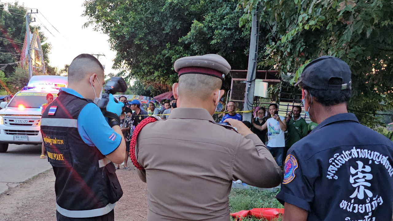 หนุ่มฉุนโหด ทะเลาะพ่อค้า-รำคาญตามเซ้าซี้ มีดแทง-ฟันซ้ำไส้ไหลดับสยอง