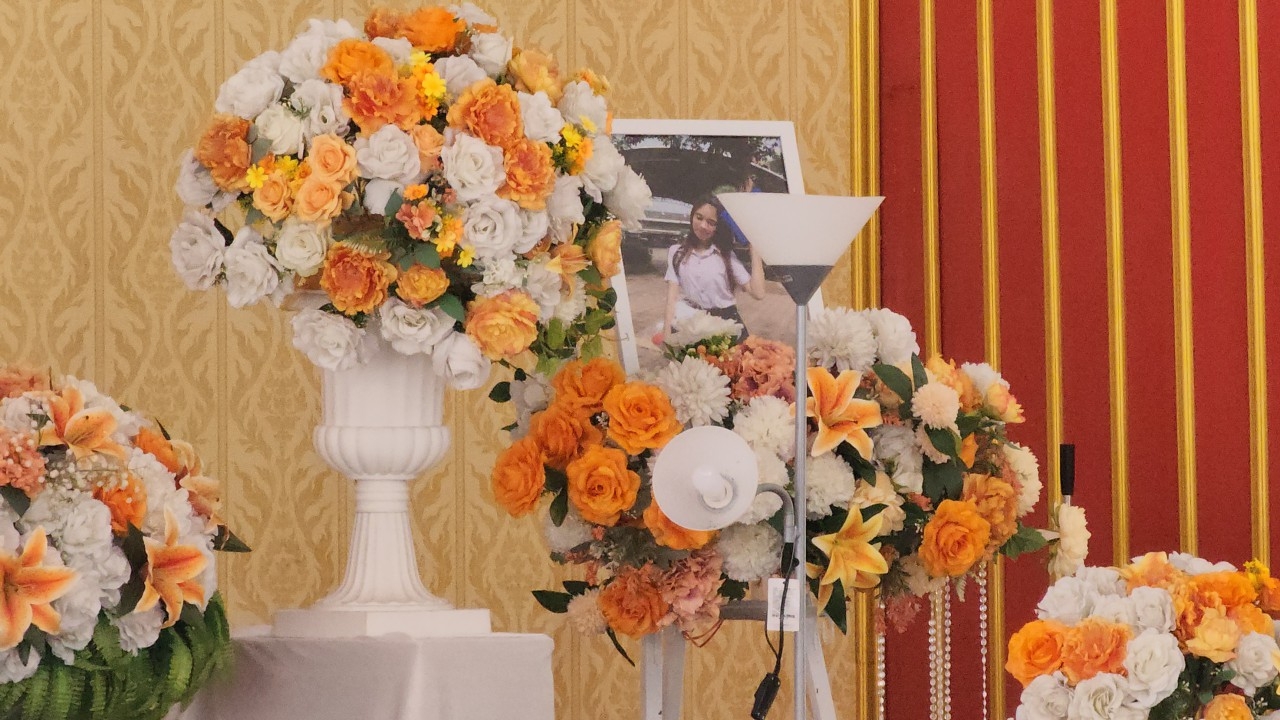 สุดเศร้ารดน้ำศพสาว 21 เหยื่อหึงโหด ที่วัดพระปฐมเจดีย์ ญาติเกรงคนร้ายได้ประกัน