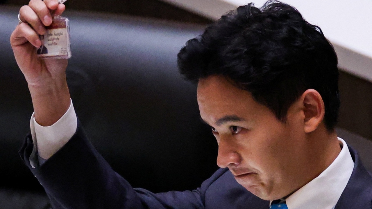 สื่อใหญ่ทั่วโลก ตีข่าว ศาลรัฐธรรมนูญสั่ง "พิธา" หยุดทำหน้าที่สส.ก่อนโดนดับฝัน