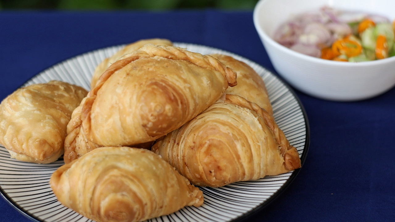 กะหรี่ปั๊บไส้ไก่ สไตล์กินกัน by มุก-ดาวนภา สุภิณธนาภรณ์