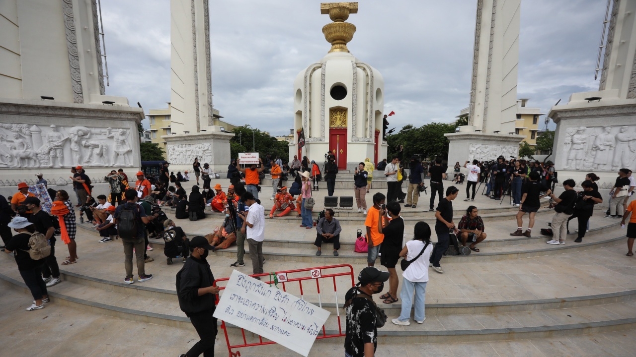 ผู้ชุมนุมทยอยเข้าพื้นที่ อนุสาวรีย์ประชาธิปไตย หนุน "พิธา" เป็นนายกฯ