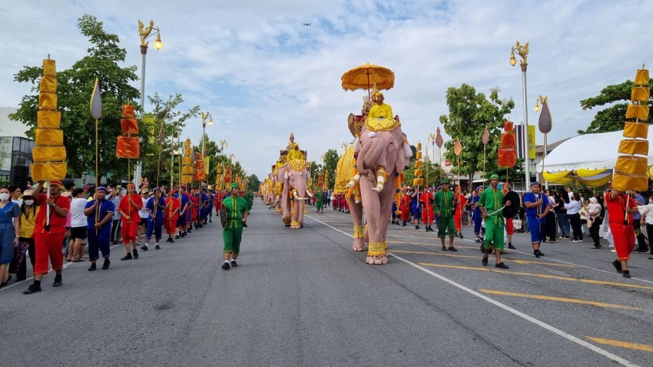 เริ่มอย่างยิ่งใหญ่ งานประเพณีตักบาตรดอกเข้าพรรษา และถวายเทียนฯ ปี 66 ที่สระบุรี