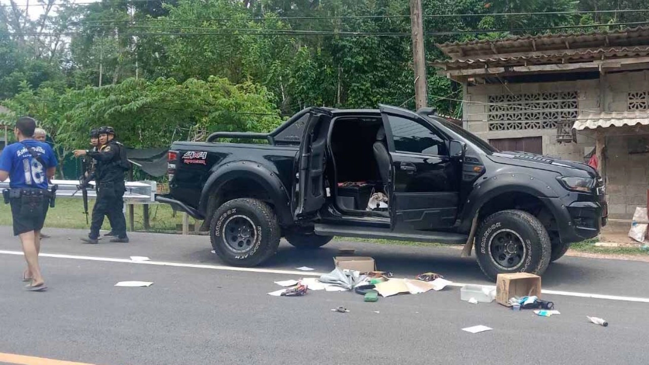 袭击者在也拉的一条路上开枪打死了警察队长，然后骑摩托车逃跑。