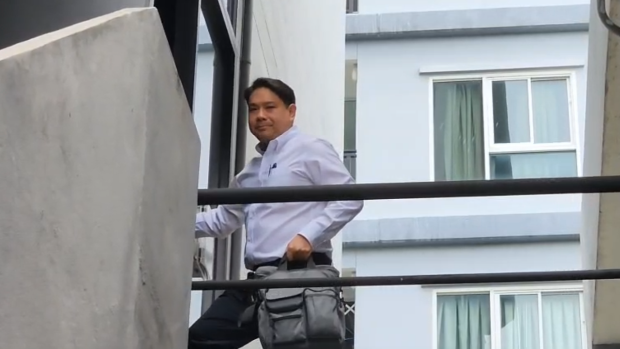 "พิจารณ์" หน้าเครียด ไม่ได้รับแจ้งจากเพื่อไทย ประชุม 8 พรรคร่วม พรุ่งนี้