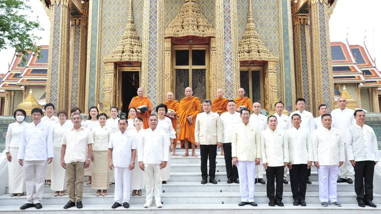 ปลัดมหาดไทย นำประชาชนร่วมทำบุญตักบาตร ถวายเป็นพุทธบูชา วันอาสาฬหบูชา