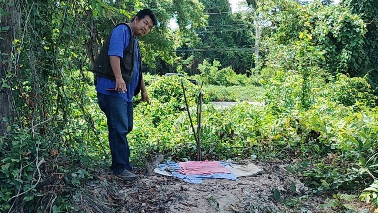 "นึกว่าเปรต" ชาวบ้านผวา โรคจิตเปลือยกาย สไลด์หนอนโชว์ริมทางกลางดึก