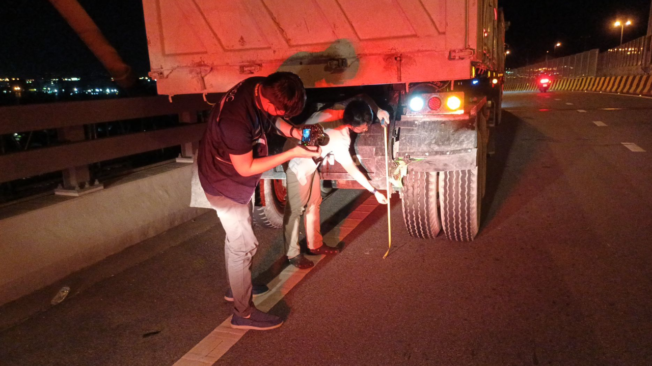 หนุ่มพม่าดวงขาด บิด จยย.พุ่งเสยท้ายรถพ่วง คอหักดับคาสะพานภูมิพล