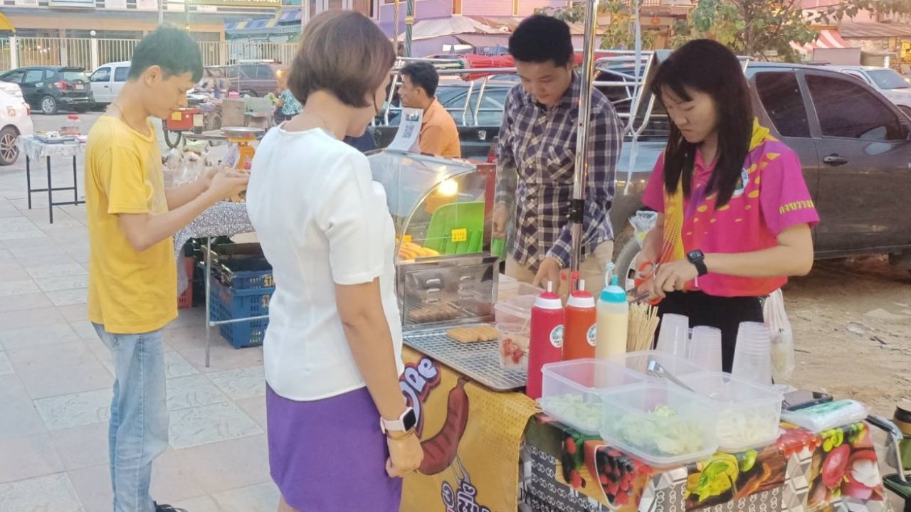 หนุ่มสาวขายไส้กรอกรมควัน ย้อนยุคสะดวกซื้อดัง เติมซอสและผักสดไม่อั้นดั่งวันวาน