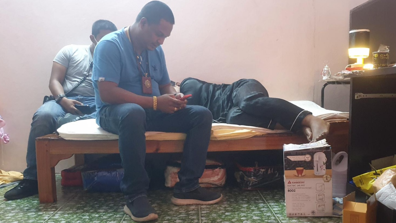 ตร.เมืองคอน จับพระนักเทศน์ดัง ถอดจีวรใส่ชุดนอน ดูดไอซ์เมาเพียบในกุฏิ