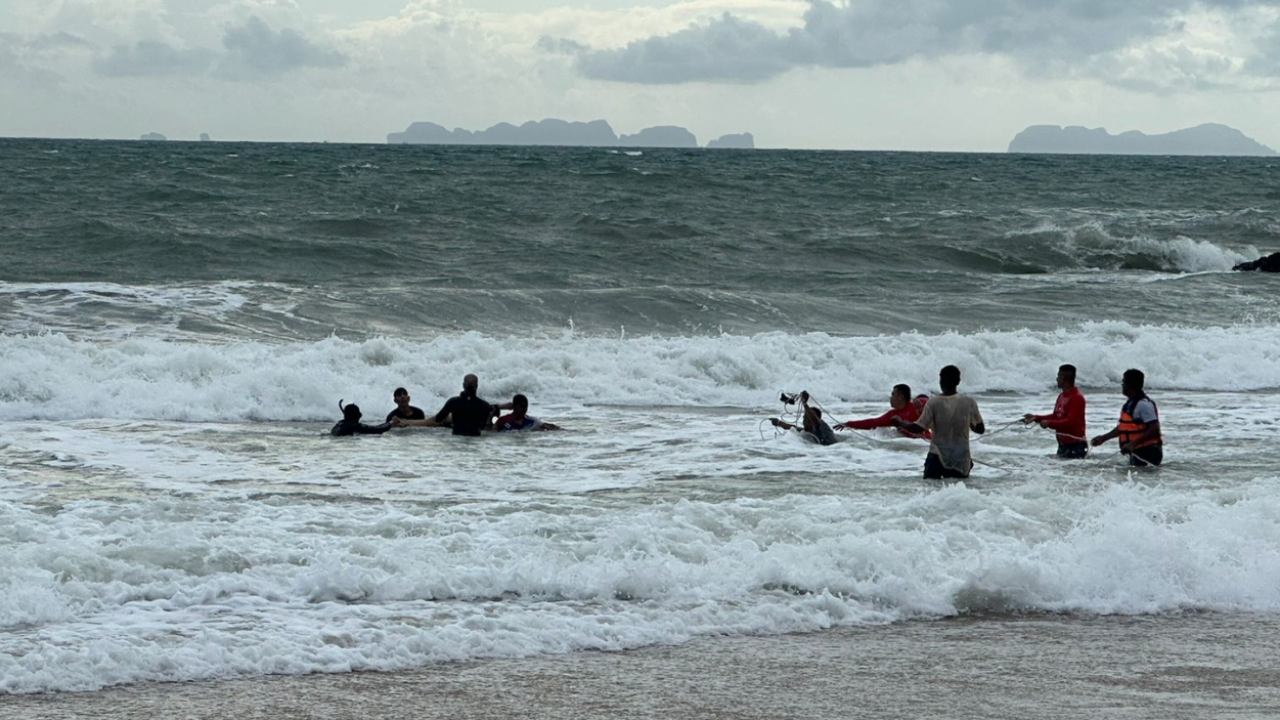 สลด 2 นักเรียน ม.ปลาย ที่เกาะลันตา ลงเล่นน้ำทะเลคลื่นซัดจมดับ 2 ศพ