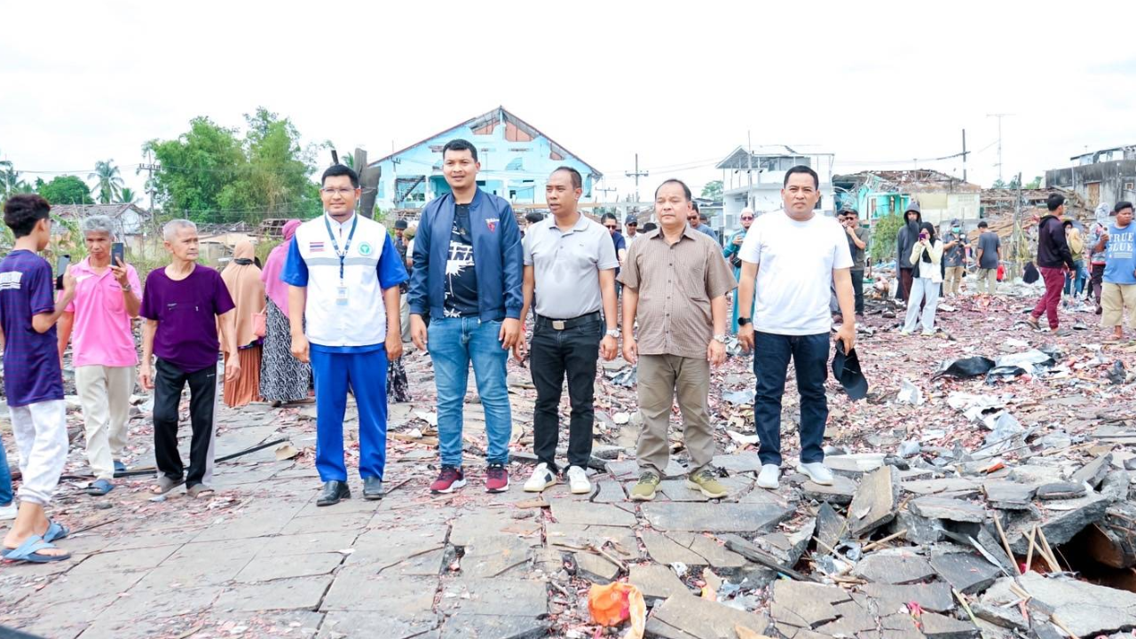 สส.นราธิวาส ภท. เยี่ยม ปชช.ประสบภัยโกดังพลุบึม กลางชุมชนตลาดมูโนะ