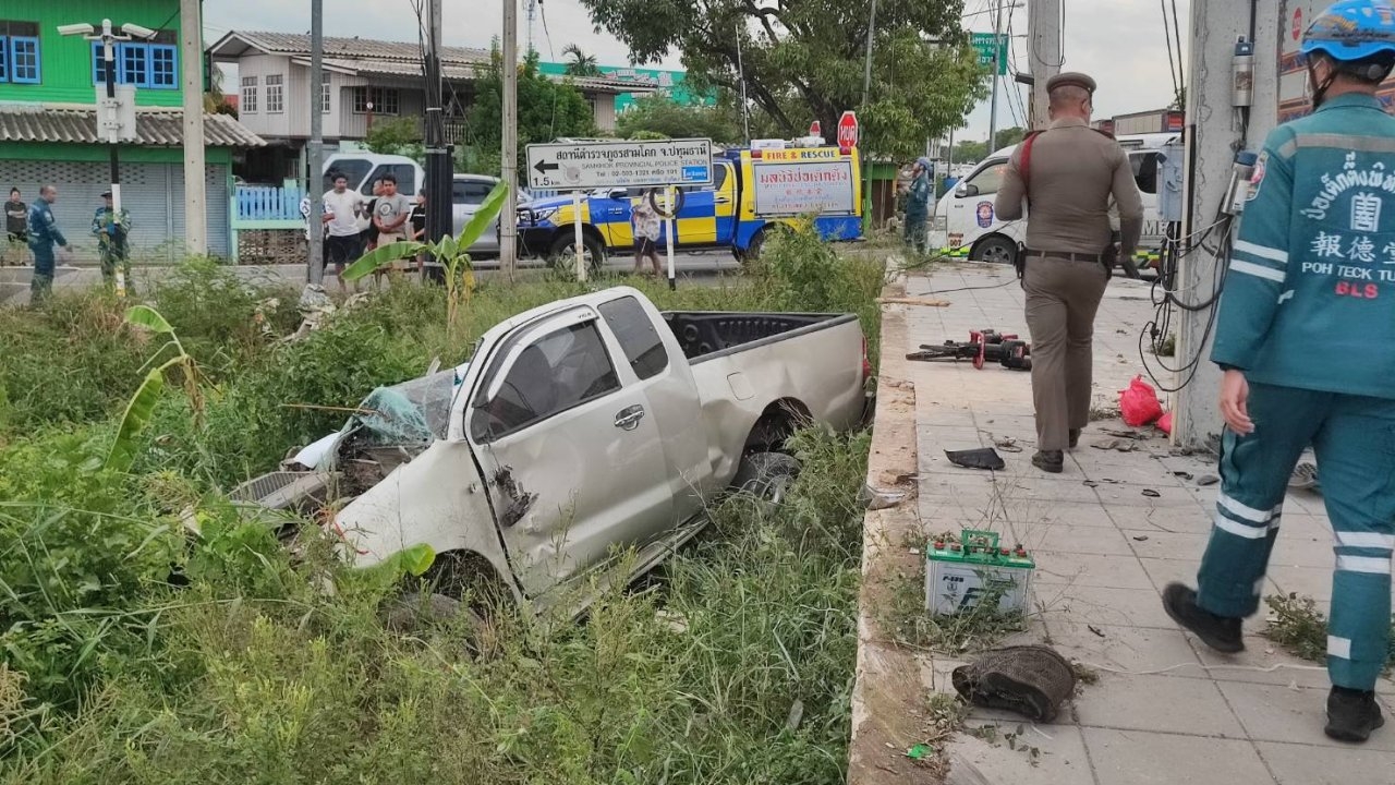กระบะชนท้ายรถบรรทุกพ่วงจอดริมถนนวงแหวน ทางเข้า สภ.สามโคก เจ็บ 3 ตาย 2 ศพ