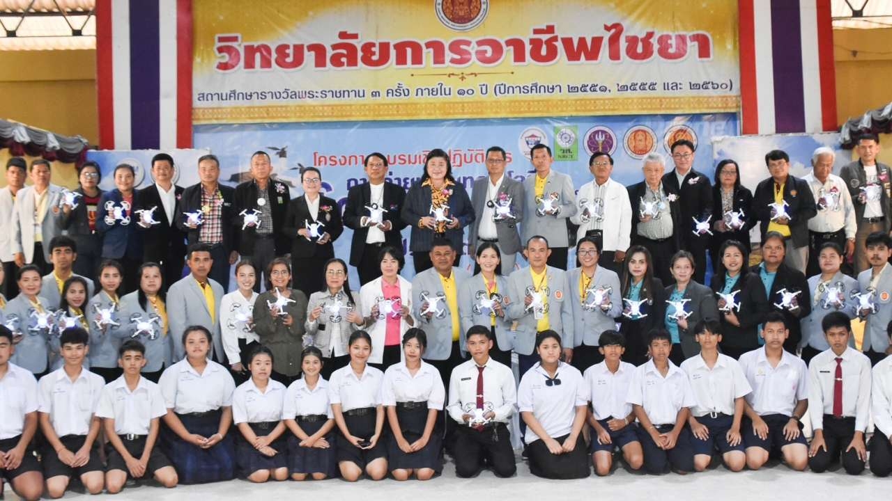 วช. หนุนเยาวชนใต้โชว์ฝีมือออกแบบ "โดรนแปรอักษร" นำ 300 ลำบินสู่ท้องฟ้า