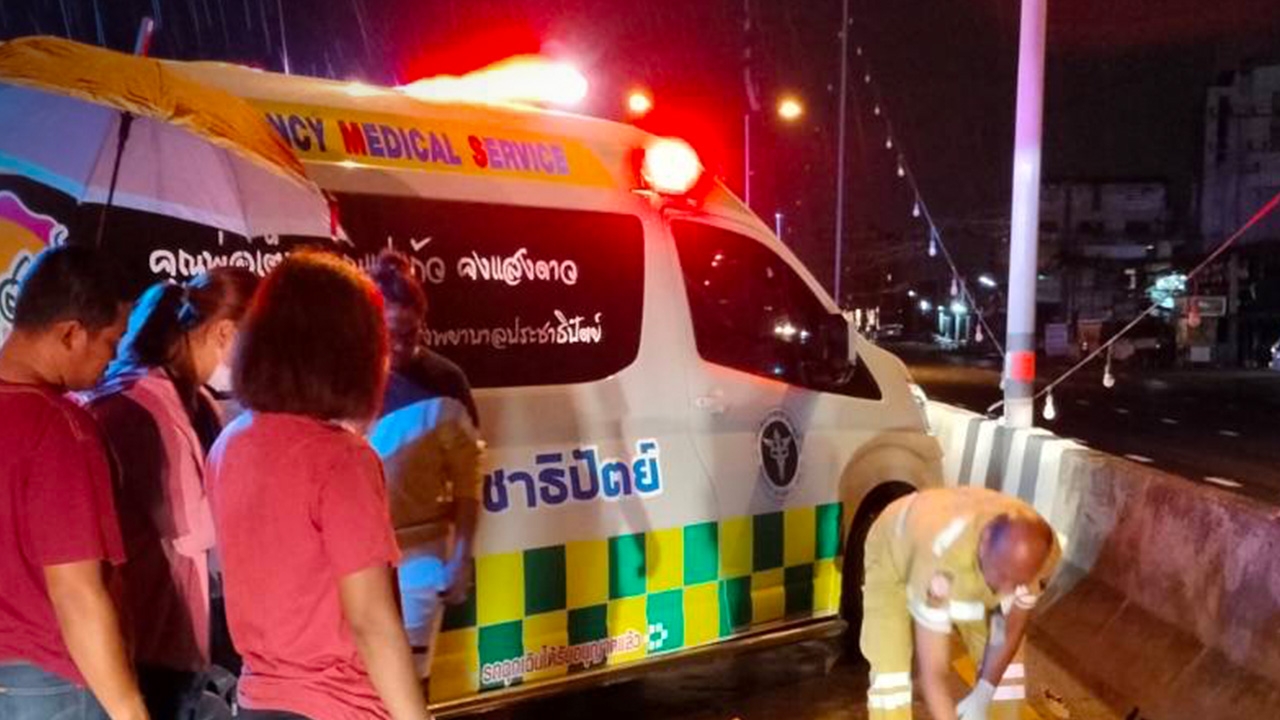 ระทึก 6 ล้อฝ่าสายฝน เสียหลักพุ่งชนจยย. นศ.มหา'ลัยดัง ดับ 2 สาหัส 1 