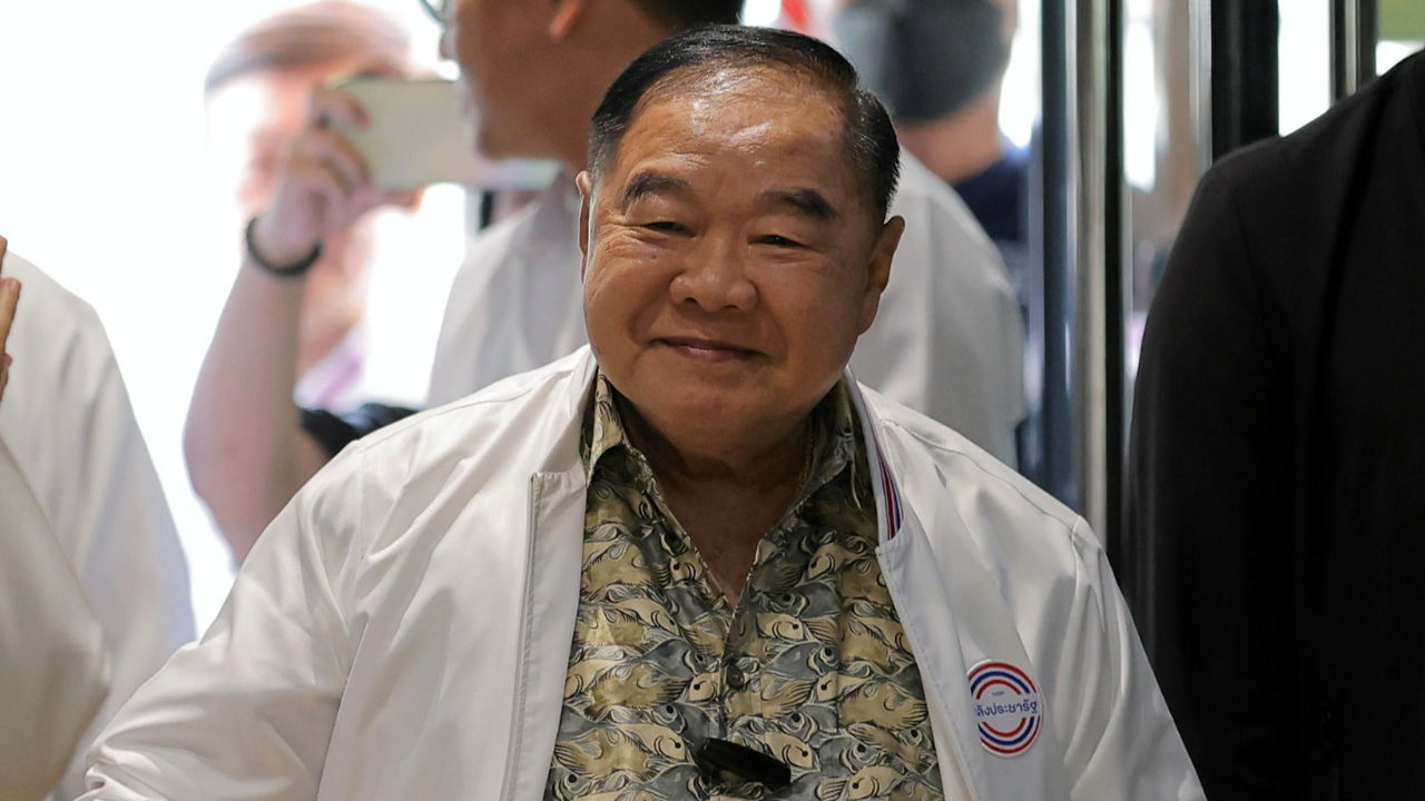 “ประวิตร” ขอ สส.พลังประชารัฐ นิ่งรอดูสถานการณ์ ย้ำโหวตนายกฯ ทิศทางเดียวกัน 