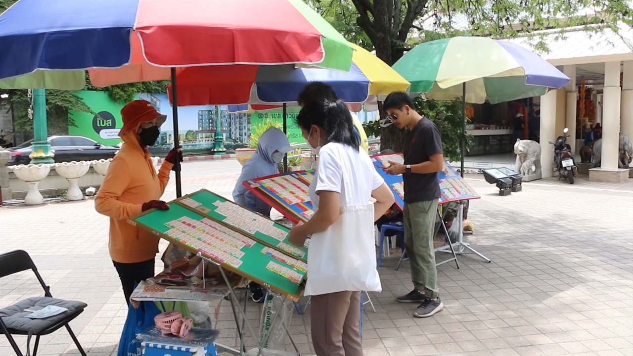 คอหวยแห่ซื้อ "เลขดัง" ทักษิณ เกลี้ยงแผงแล้ว แต่ "เลขเด็ด" อื่นๆ ยังเหลือเพียบ