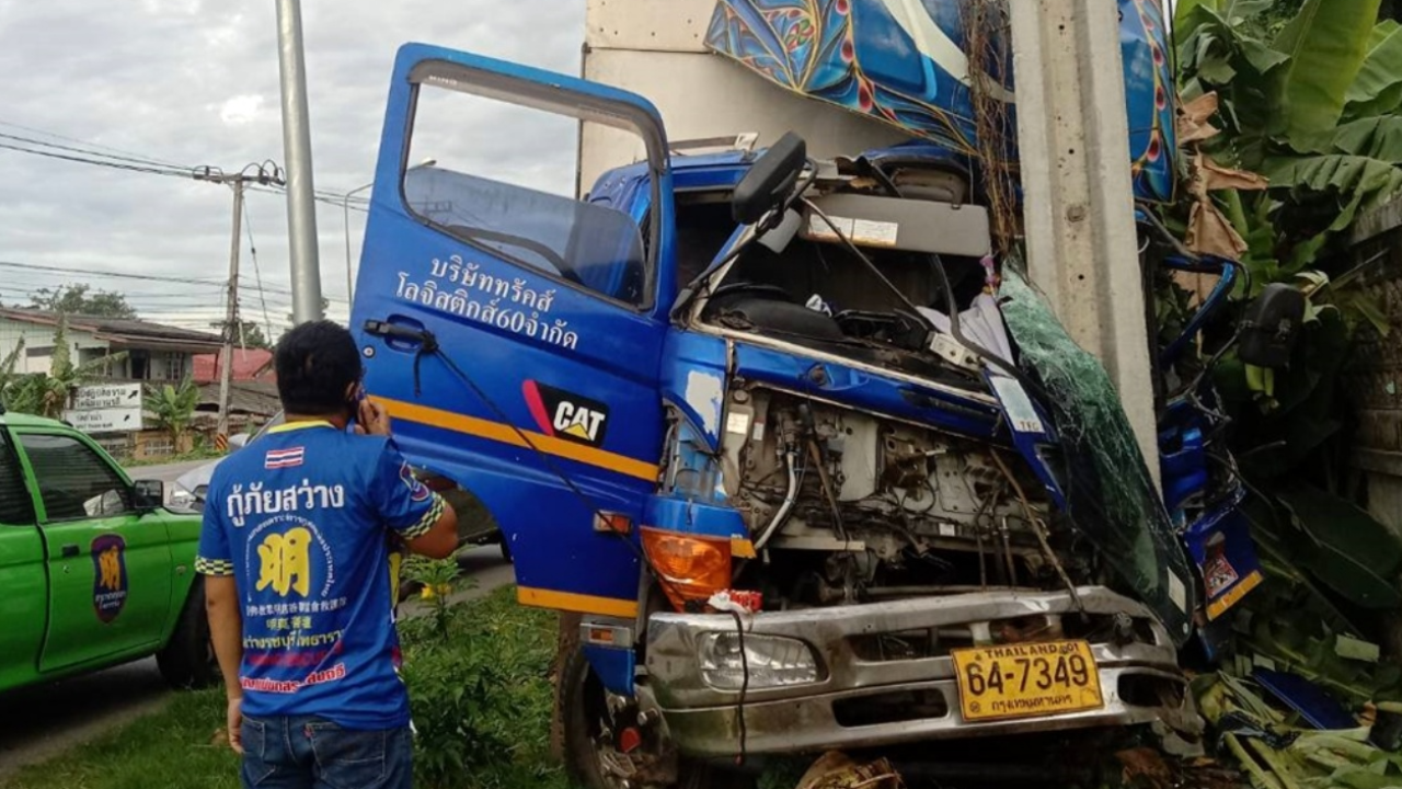 โชเฟอร์ 6 ล้อหลับในชนเสาไฟพังยับ เมียนอนในแค็บดับคาที่