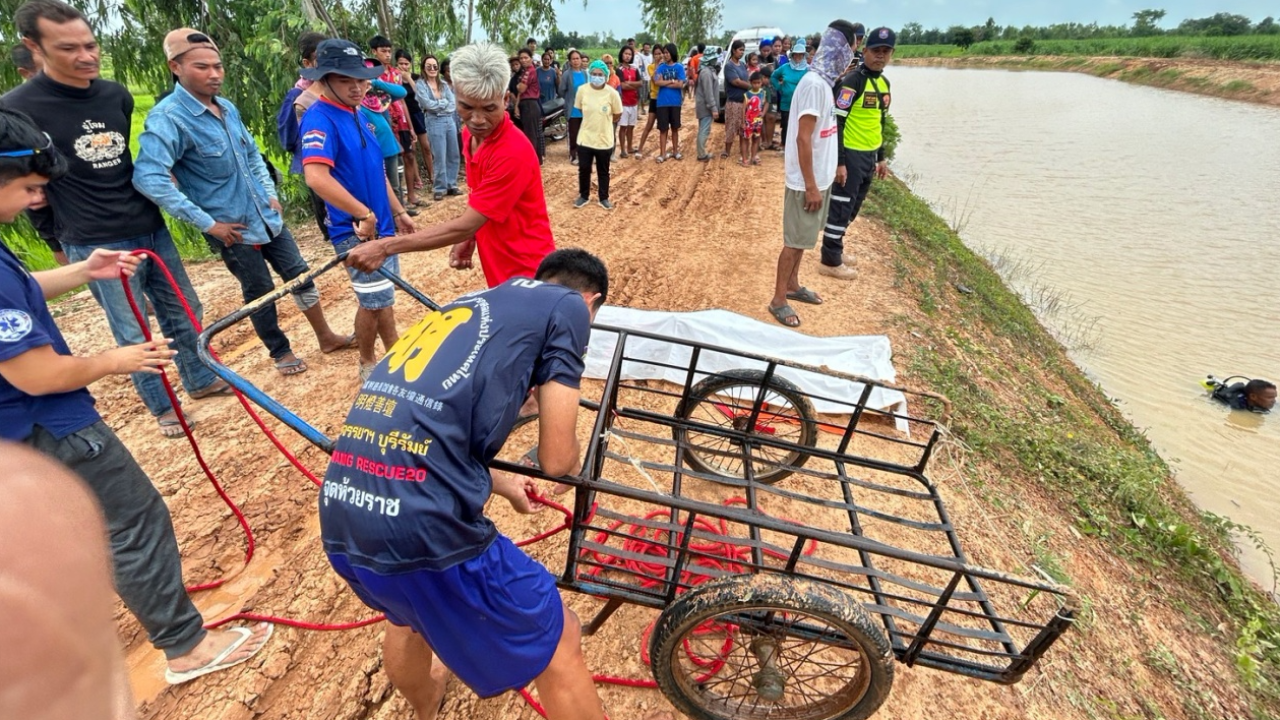 หนุ่มเลี้ยงวัวห่วงรถเข็นหญ้าตกน้ำ มือคว้าจับไม่ปล่อย จมคลองดับสลด 