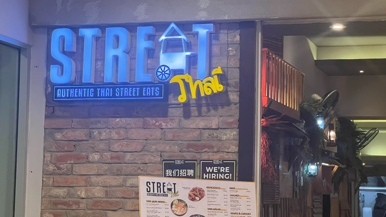 สาวเจอร้านอาหารไทยในต่างแดน เจอป้ายชวนฉงน ถามคำนี้ต้องอ่านยังไง